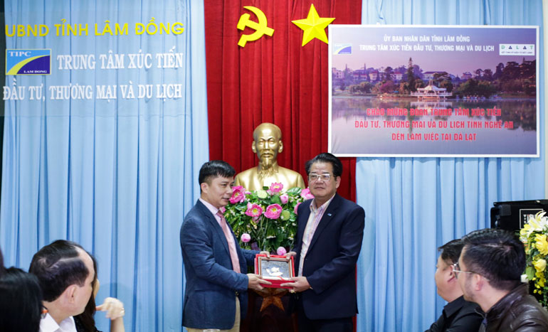 Đoàn công tác tỉnh Nghệ An tặng quà lưu niệm khắc hoa sen - biểu tượng du lịch của Nghệ An