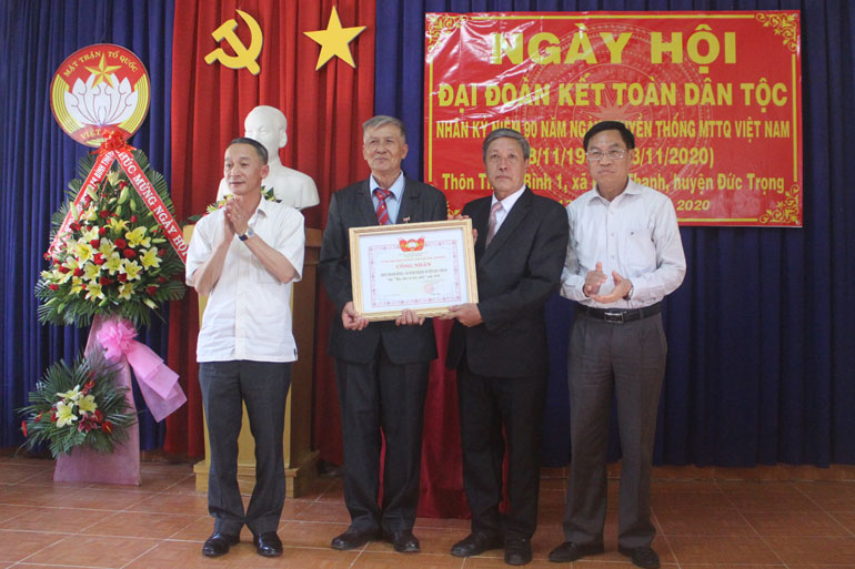 Phó Bí thư Tỉnh ủy Trần Văn Hiệp dự ngày hội Đại đoàn kết tại thôn Thanh Bình 1, xã Bình Thạnh