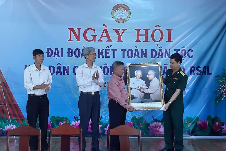 Đại tá Nguyễn Bình Sơn tặng quà cho nhân dân thôn Phi Có