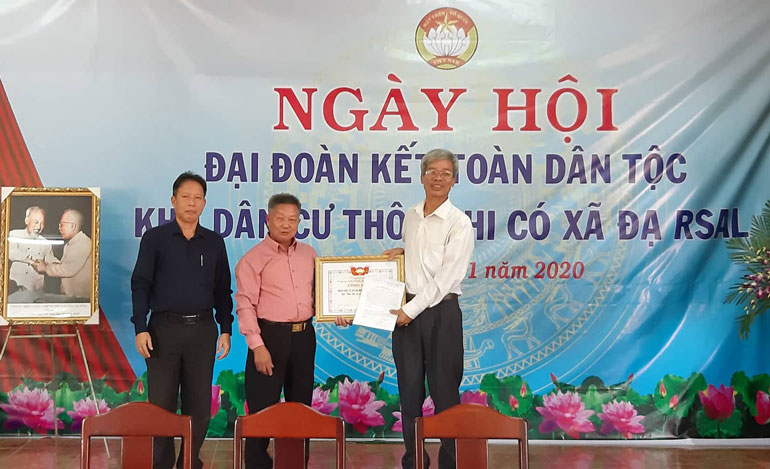 Ông Nguyễn Văn Hương - Chủ tịch UBMTTQVN huyện Đam Rông trao Bằng công nhận đạt chuẩn khu dân cư nông thôn mới kiễu mẫu cho thôn Phi Có