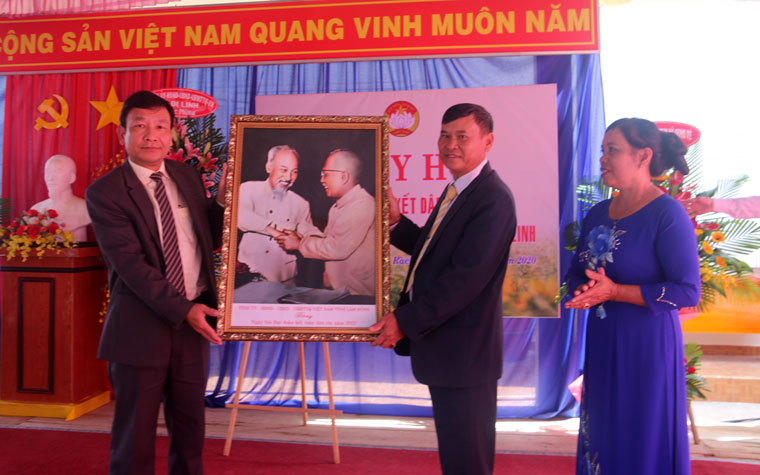 Đồng chí Bùi Thắng –Ủy viên BTV Tỉnh ủy, Trưởng Ban Tuyên giáo Tỉnh ủy Lâm Đồng trao tặng ảnh Bác Hồ với Bác Tôn cho cán bộ và Nhân dân Thôn Đăng Rách