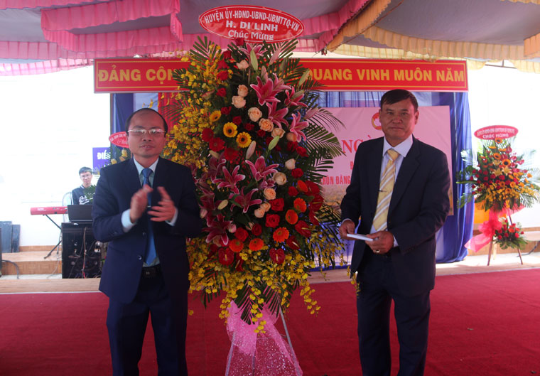 Đồng chí Trần Đức Công – Phó Bí thư Huyện ủy, Chủ tịch UBND huyện Di Linh tặng hoa và số tiền cho Thôn Đăng Rách 