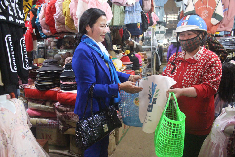 Đồng chí Phạm Thị Ánh Tuyết – Phó Chủ tịch Hội LHPN tỉnh, trao tặng làn và túi vải cho người dân đi chợ Fi Nôm