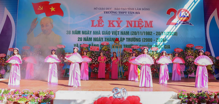 Văn nghệ chào mừng lễ kỷ niệm của học sinh trường THPT Tân Hà