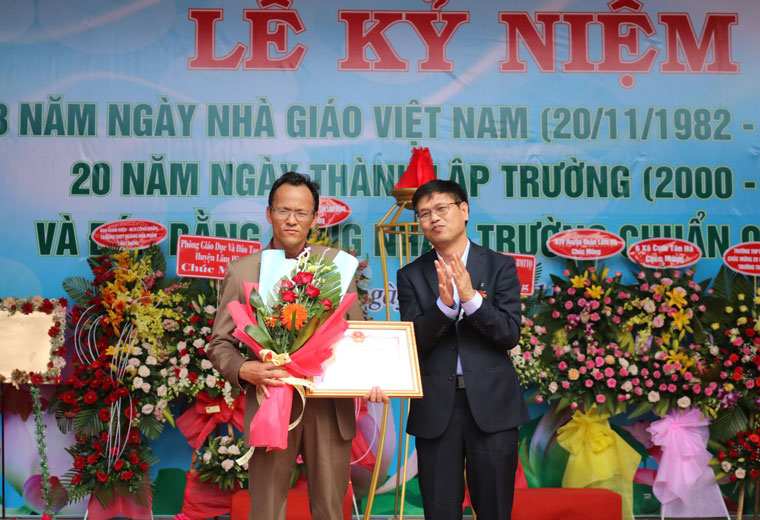 Trao Bằng khen của UBND tỉnh Lâm Đồng cho tập thể trường THPT Tân Hà