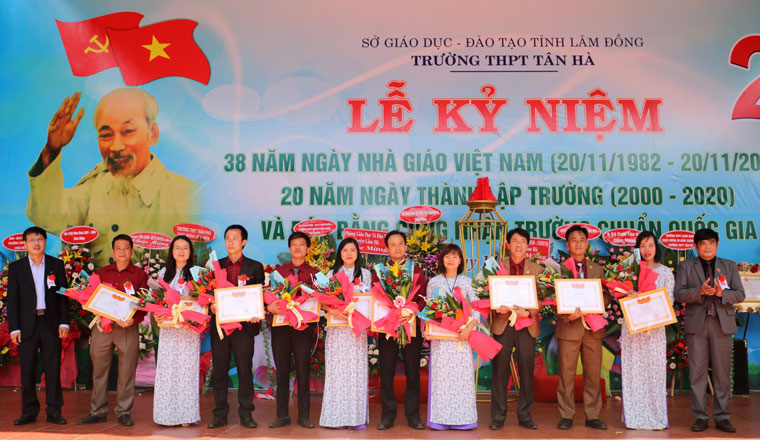Ông Ngô Văn Sơn – Chủ tịch Công đoàn ngành giáo dục trao giấy khen cho tập thể công đoàn trường THPT Tân Hà