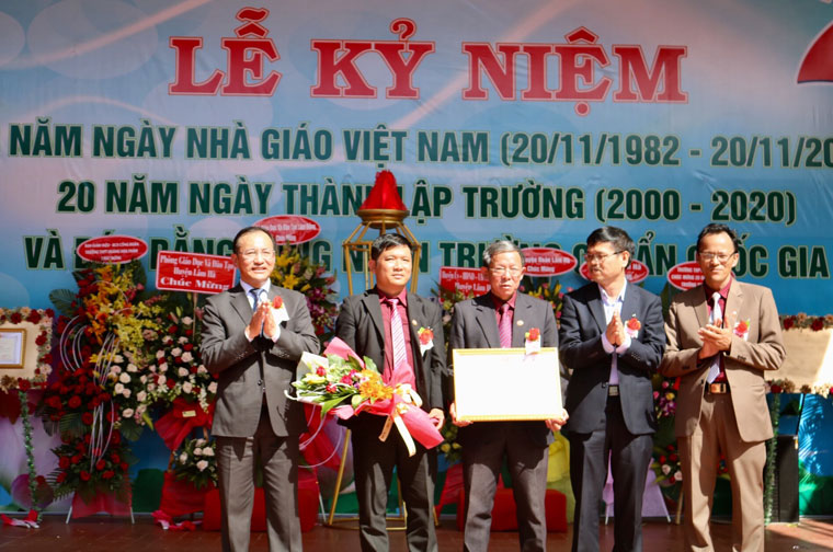 Trường THPT Tân Hà đón nhận Bằng đạt chuẩn Quốc gia mức độ 1