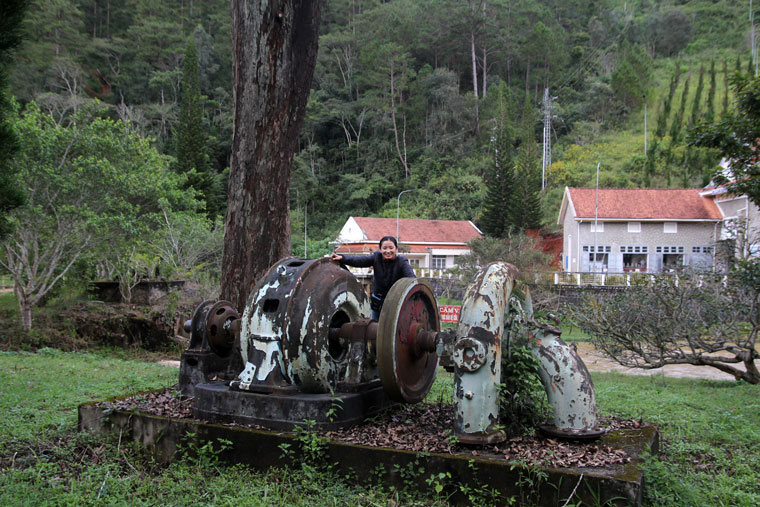 Khi đến đây, du khách có thể chiêm ngưỡng 2 tổ máy tuabin cổ xưa do hãng ALSTHOM (Pháp) chế tạo từ những ngày đầu thành lập nhà máy