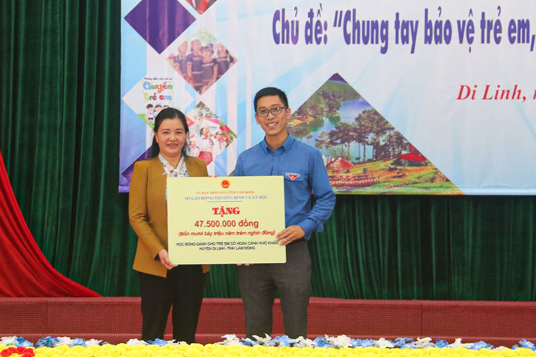 Giám đốc Sở Lao động, Thương binh và Xã hội tỉnh - Lê Thị Thêu trao số tiền 47,5 triệu đồng hỗ trợ các em thiếu nhi có hoàn cảnh khó khăn huyện Di Linh