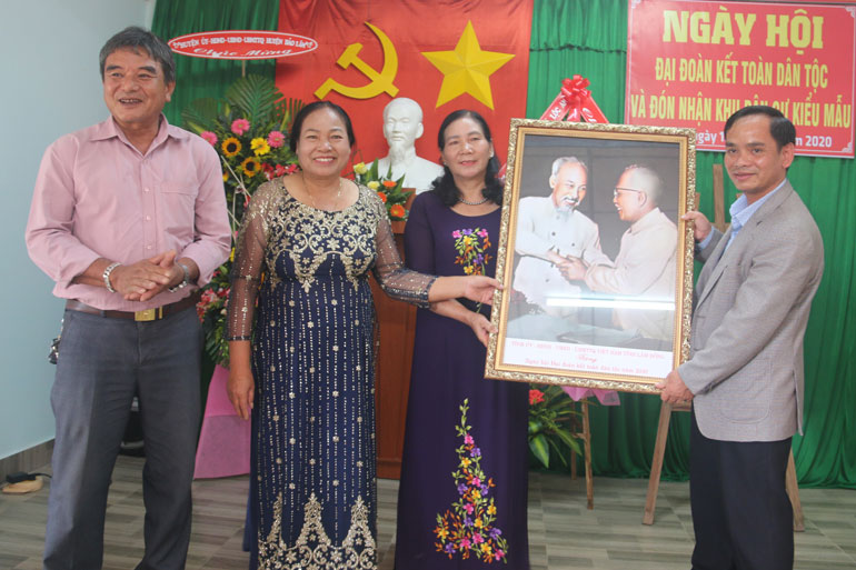 Tỉnh ủy viên, Chủ tịch Hội Nông dân tỉnh Lâm Đồng - Đa Cát Vinh tặng bức ảnh chân dung Bác Hồ với Bác Tôn cho cán bộ và Nhân dân Thôn 4