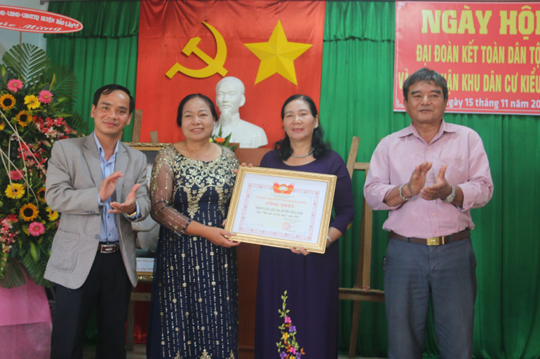 Lãnh đạo huyện Bảo Lâm tặng hoa chúc mừng và tặng 2 suất quà cho gia đình tiêu biểu và hộ có hoàn cảnh khó khăn của thôn