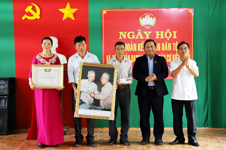 Phó Chủ tịch Thường trực HĐND tỉnh K'Mák dự Ngày hội Đại đoàn kết tại thị trấn Đạ M'ri