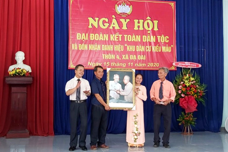 Đồng chí Hoàn Liên - Chủ tịch LĐLĐ tỉnh Lâm Đồng trao tặng bức ảnh Bác Hồ với Bác Tôn và 10 triệu đồng cho cán bộ, Nhân dân Thôn 4 (xã Đạ Oai)