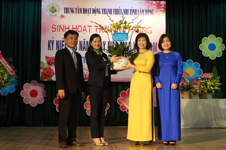 Bí thư Tỉnh đoàn Lâm Đồng - Trần Thị Chúc Quỳnh tặng hoa chúc mừng Trung tâm nhân kỷ niệm ngày Nhà giáo Việt Nam