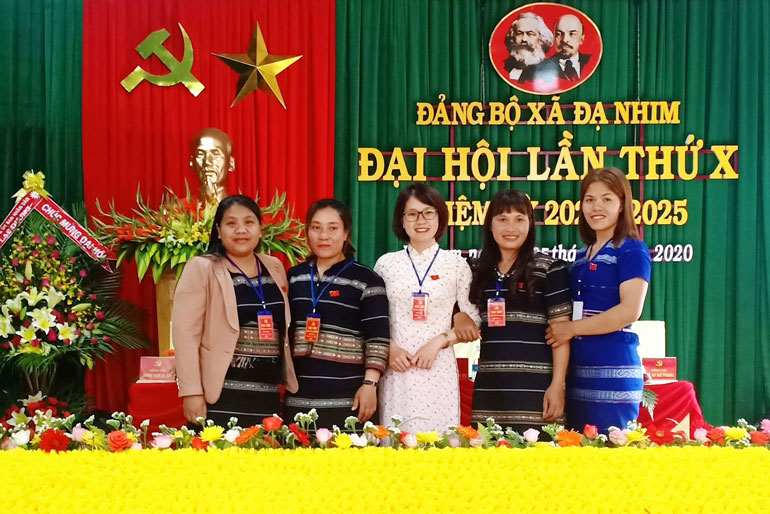 Kơ Să K’Kim (bìa trái) là người con gái ưu tú của Đạ Nhim, là nữ Chủ tịch UBND xã đầu tiên của huyện Lạc Dương