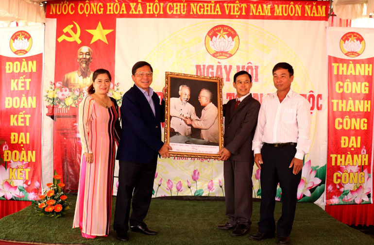 Bí thư Thành ủy Bảo Lộc Nguyễn Văn Triệu tặng bức ảnh chân dung Bác Hồ với Bác Tôn cho cán bộ và Nhân dân Thôn 1 (xã Đam B’ri)