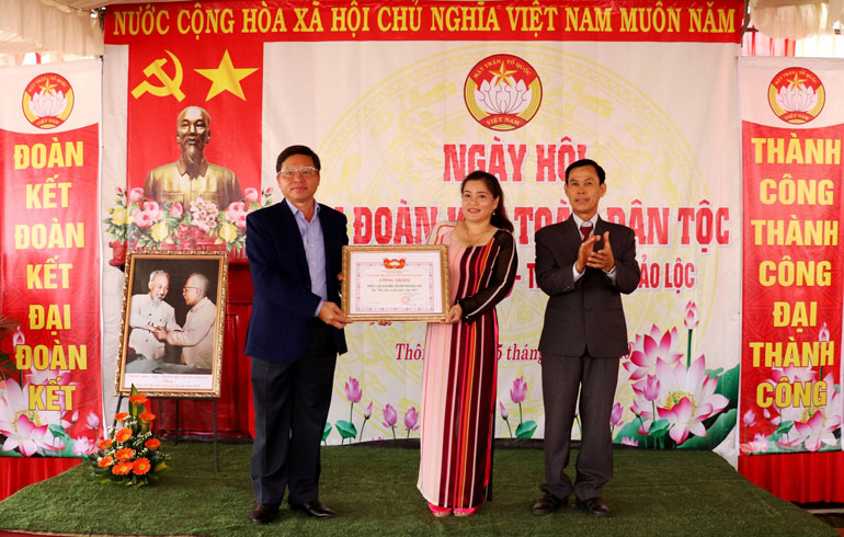 Đồng chí Nguyễn Văn Triệu trao Bằng công nhận “Khu dân cư Kiểu mẫu” cho cán bộ, Nhân dân Thôn 1 (xã Đam B’ri)