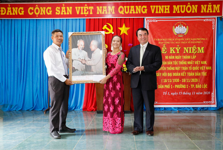 Phó Chủ tịch UBND tỉnh Lâm Đồng Phạm S trao tặng bức tranh Bác Hồ và Bác Tôn.
