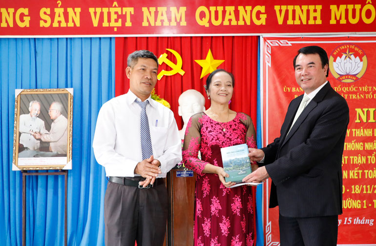 Phó Chủ tịch UBND tỉnh Lâm Đồng Phạm S trao tặng sách “Kiến trúc cảnh quan trong điều kiện biến đổi khí hậu và cuộc cách mạng công nghiệp 4.0” cho Tổ dân phố 1