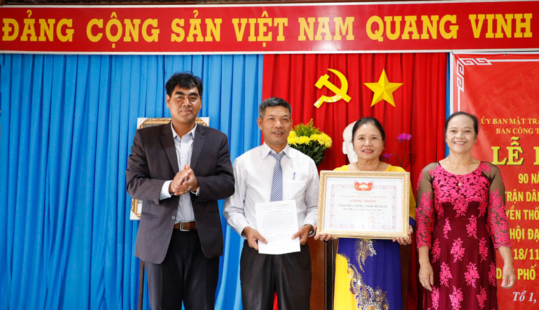 Đồng chí Bon Yô Soan - Phó Chủ tịch Uỷ ban Mặt trận Tổ quốc Việt Nam tỉnh Lâm Đồng trao bằng công nhận “Khu dân cư kiểu mẫu”.