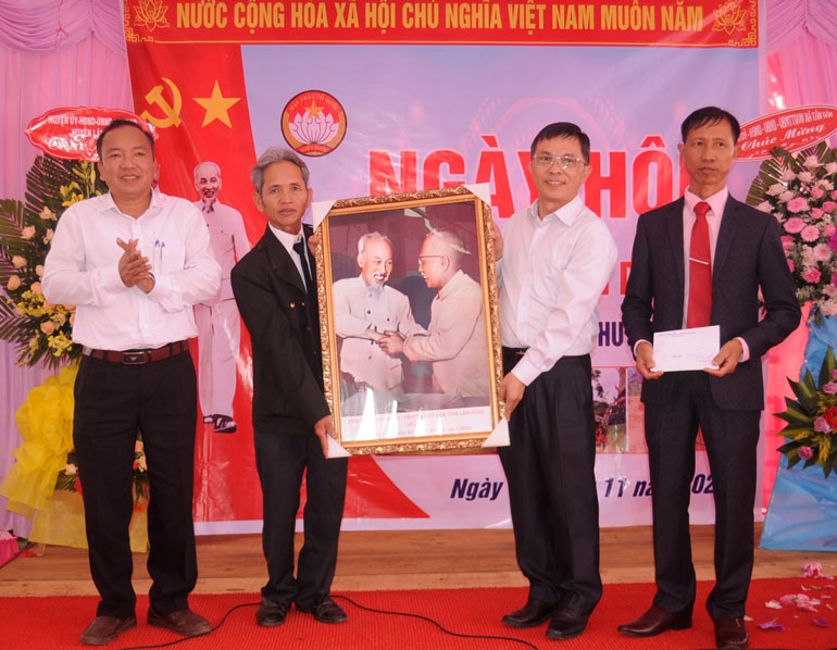 Tặng bức tranh Bác Hồ và Bác Tôn – biểu tượng của sự đoàn kết dân tộc Việt Nam và tặng quà cho cán bộ và nhân dân thôn Mỹ Đức