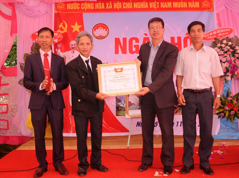 Ủy ban MTTQ Việt Nam tỉnh trao bằng công nhận đạt “Khu dân cư kiểu mẫu” cho thôn Mỹ Đức