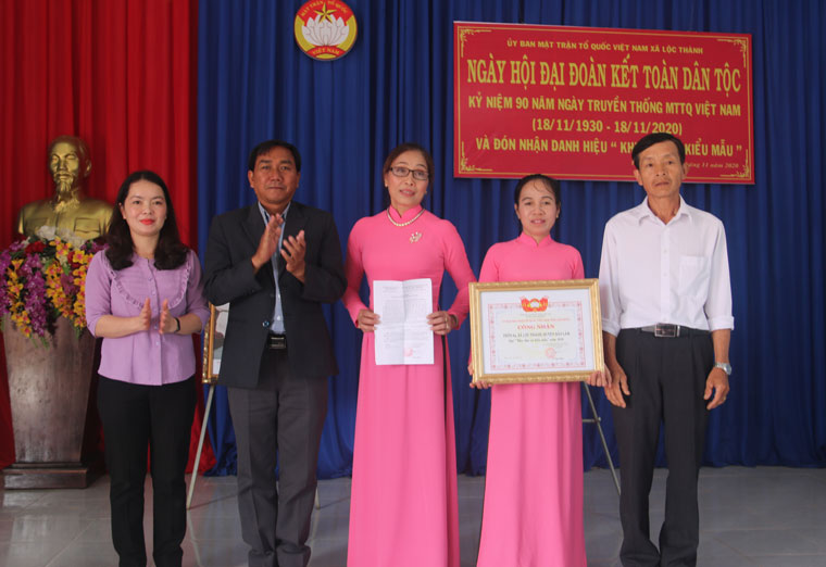 Các đồng chí lãnh đạo Ủy ban MTTQ Việt Nam tỉnh và huyện Bảo Lâm trao bằng công nhận khu dân cư tiêu biểu cho Thôn 8A