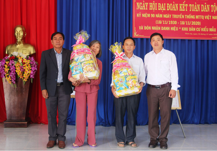 Lãnh đạo huyện Bảo Lâm tặng quà cho hộ tiêu biểu và hộ có hoàn cảnh khó khăn