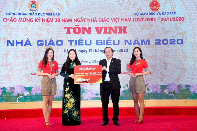Phó Tổng giám đốc Vietjet Đỗ Xuân Quang tặng phần quà của Vietjet cho đại diện Công đoàn Giáo dục Việt Nam