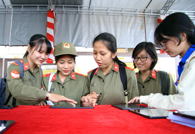 Sinh viên Trường Đại học Đà Lạt tham quan tại triển lãm