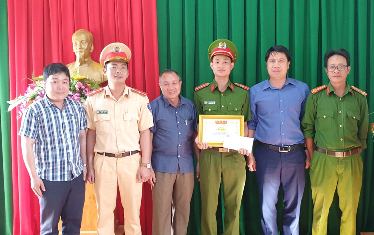 Huyện Đoàn Bảo Lâm tuyên dương, khen thưởng hành động đẹp của Thiếu úy Đào Bá Đoàn