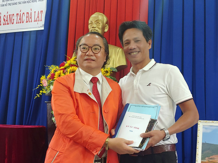 Nhà văn Chu Huy Phương – Chủ tịch Hội VHNT Hưng Yên trao bản thảo tác phẩm cho Nhà sáng tác Đà Lạt 