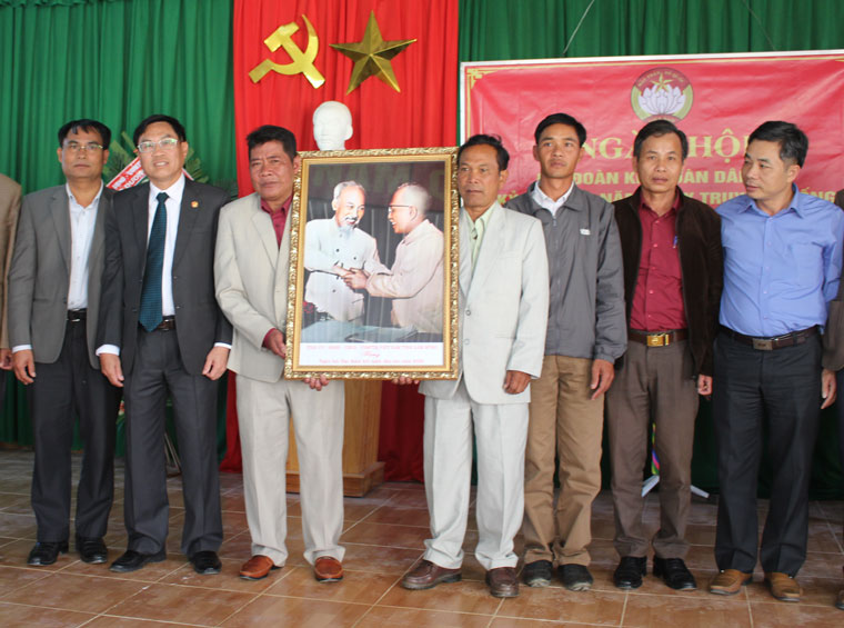 Chủ tịch Ủy ban MTTQ tỉnh Lâm Đồng Võ Ngọc Hiệp trao bức ảnh Bác Hồ  - Bác Tôn, biểu tượng của tình đoàn kết cho cán bộ và Nhân dân thôn Đạ Nghịt