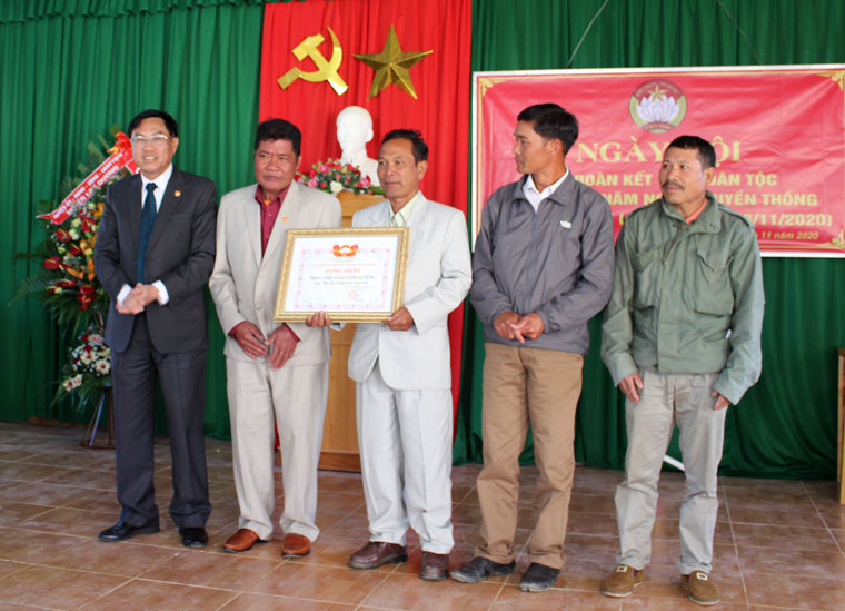 Chủ ịch Ủy ban MTTQ tỉnh Lâm Đồng Võ Ngọc Hiệp trao bằng công nhận khu dân cư kiểu mẫu cho thôn Đạ Nghịt