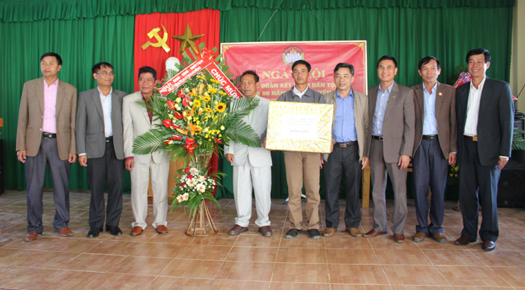 Đại diện lãnh đạo huyện Lạc Dương tặng hoa và quà cho thôn Đạ Nghịt trong ngày hội Đại đoàn kết toàn dân năm 2020
