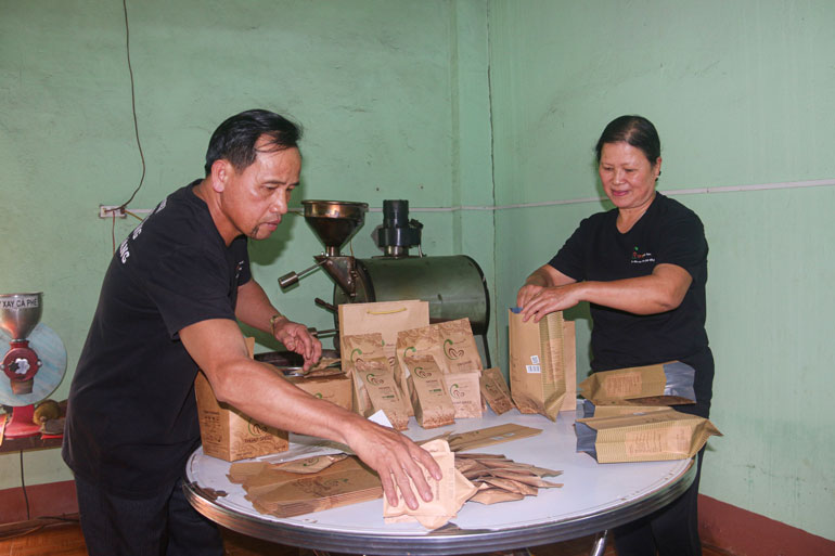 Vợ chồng ông Trịnh Tấn Vinh đóng gói sản phẩm cà phê