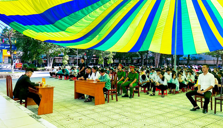 Hàng trăm học sinh huyện Đạ Huoai tham gia phiên tòa giả định