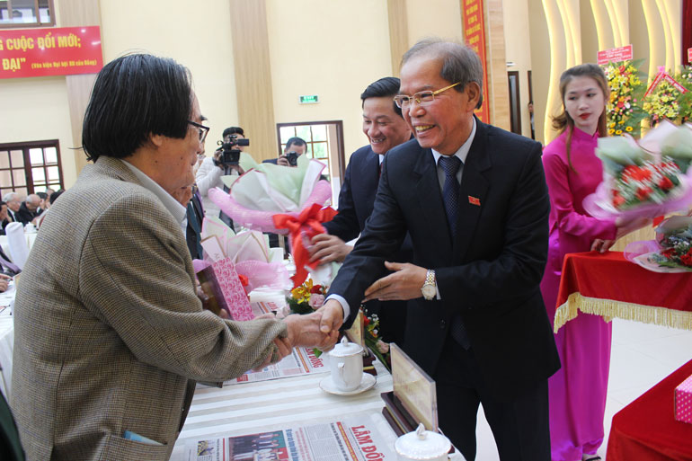Đồng chí Nguyễn Xuân Tiến - Ủy viên Trung ương Đảng, nguyên Bí thư Tỉnh ủy tặng hoa và quà cho các Mẹ Việt Nam anh hùng và các Anh hùng Lực lượng vũ trang Nhân dân