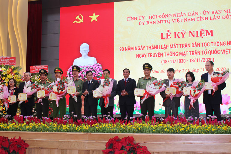Đồng chí Trần Đức Quận - Bí thư Tỉnh ủy và đồng chí Võ Ngọc Hiệp - Chủ tịch Ủy ban MTTQ Việt Nam tỉnh trao tặng kỷ niệm chương “Vì sự nghiệp Đại đoàn kết toàn dân tộc” cho 10 cá nhân tiêu biểu