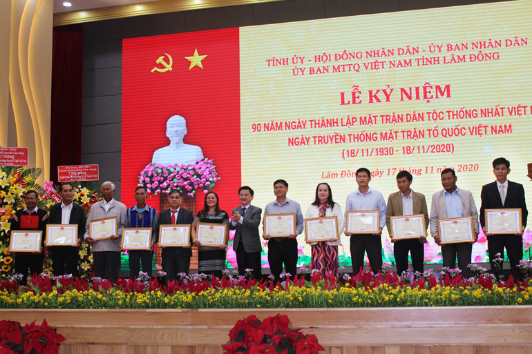 Lãnh đạo tỉnh tặng bằng khen của UBND tỉnh và Ủy ban MTTQ Việt Nam tỉnh cho các tập thể vì có thành tích xuất sắc trong phong trào thi đua chào mừng đại hội Đảng các cấp, chào mừng 90 năm ngày truyền thống MTTQ Việt Nam