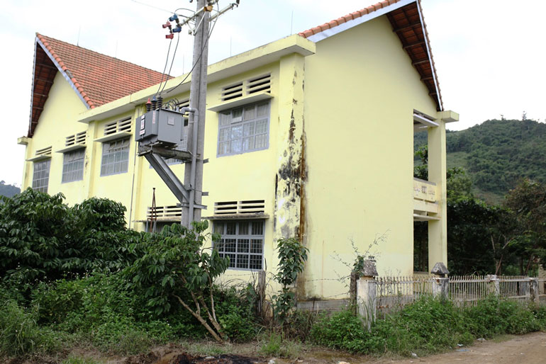 Trạm biến áp đã được lắp đặt nhưng gần 3 năm nay, hàng trăm hộ dân Đạ M’Pô vẫn chưa được sử dụng điện lưới Quốc gia.