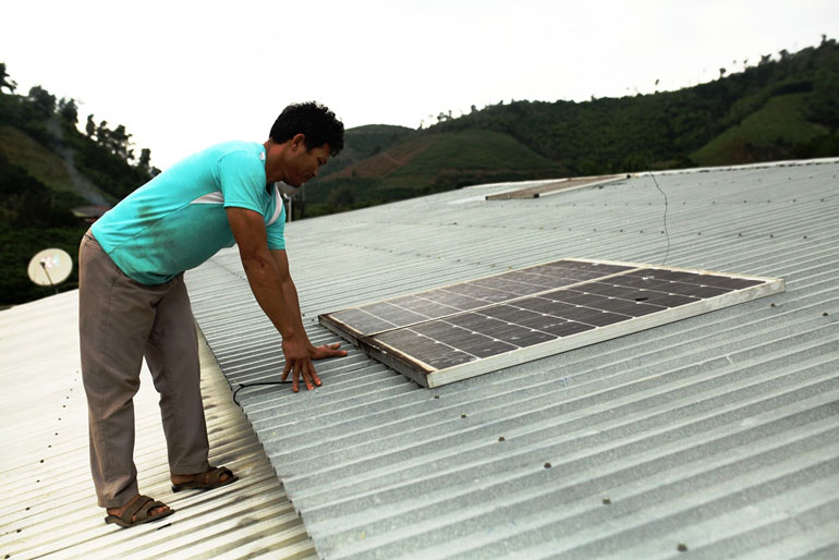Để có điện sinh hoạt, gia đình ông Ngô Văn Thái phải lắp đặt hệ thống pin năng lượng mặt trời