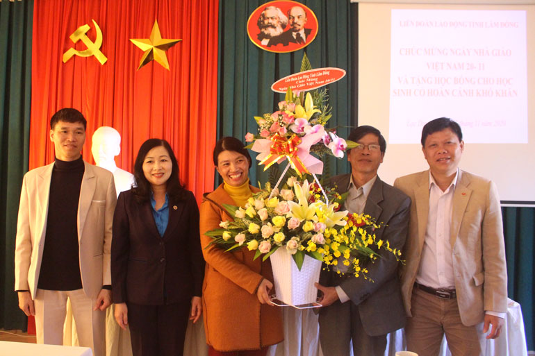 Bà Phạm Thị Lệ Dung - Phó Chủ tịch Liên đoàn Lao động tỉnh, thăm, chúc mừng thầy và trò Trường THPT Langbian