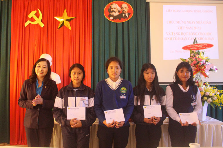 Bà Phạm Thị Lệ Dung - Phó Chủ tịch Liên đoàn Lao động tỉnh, trao học bổng cho các em học sinh vượt khó học giỏi của Trường THPT Langbian