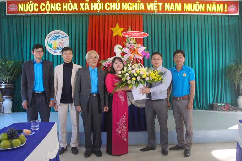 Ông Phạm Văn Được - Phó Chủ tịch Liên đoàn Lao động tỉnh, tặng hoa chúc mừng Trường THCS Lê Hồng Phong