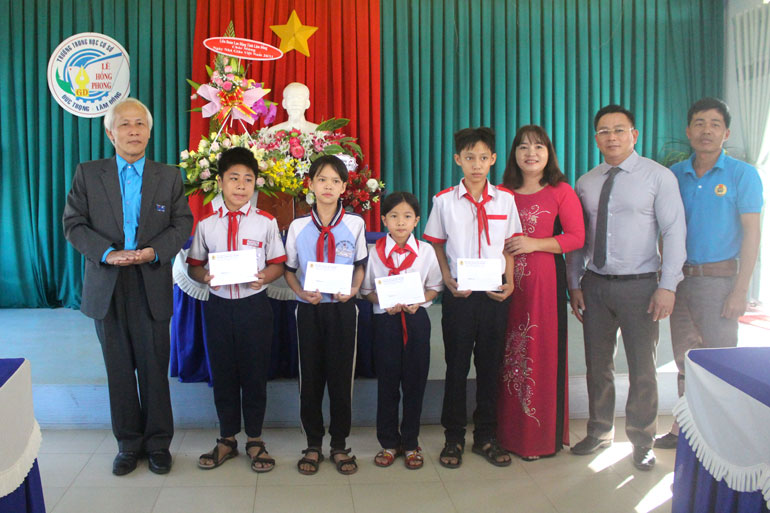 Ông Phạm Văn Được - Phó Chủ tịch Liên đoàn Lao động tỉnh, trao học bổng cho các em học sinh vượt khó học giỏi của Trường THCS Lê Hồng Phong