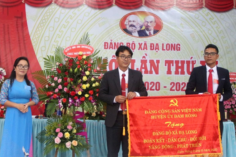 Lãnh đạo huyện Đam Rông tặng hoa và bức trướng chúc mừng Đại hội Đảng bộ xã Đạ Long lần thứ XI, nhiệm kỳ 2020 - 2025