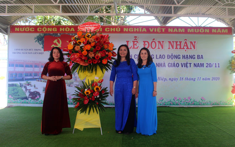 Đồng chí Phạm Thị Thanh Thúy - Phó Chủ tịch UBND huyện, tặng lẵng hoa cho nhà trường