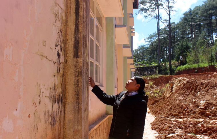 Cô giáo Cao Thị An lo lắng khi các trụ của nhà hiệu bộ xuất hiện các vết nứt, tường nhà bị tróc lớp sơn