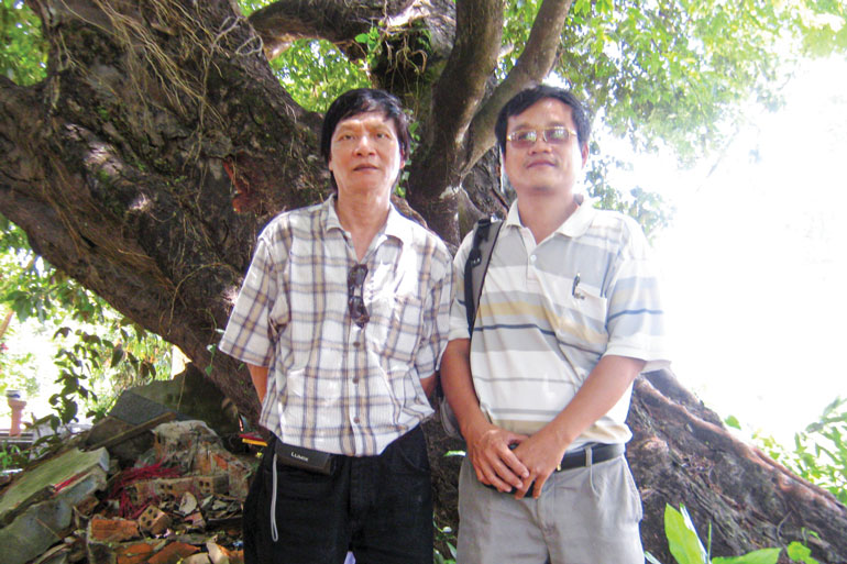 Nhà văn Đoàn Thạch Biền (trái) và tác giả bài viết tại Đền thờ danh nhân Lương Văn Chánh, Phú Yên. Ảnh: P.H